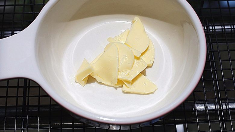 蔓越莓椰蓉小面包,这期间我们来准备馅料,先将黄油提前软化好