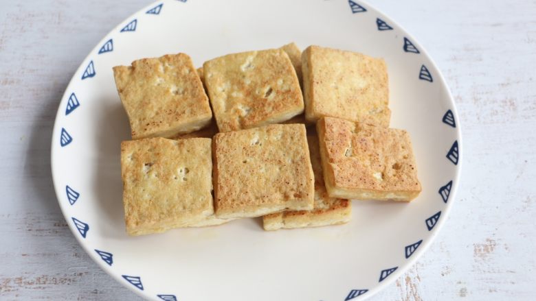 香辣豆腐,直至两面全部煎成金黄,盛出备用。