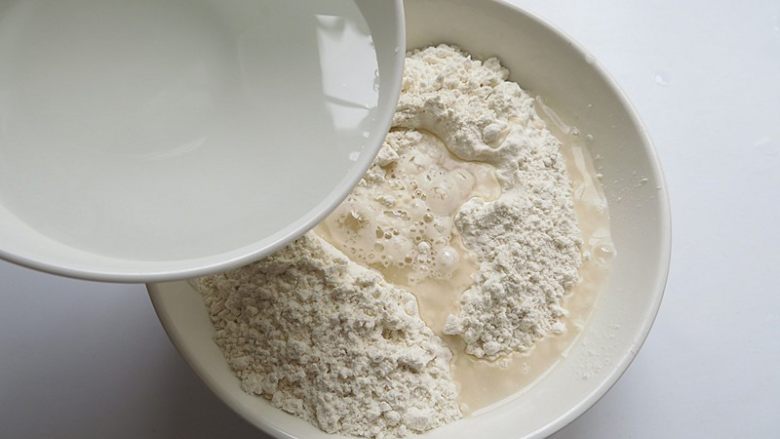 焖虾面,分次加入适量的水,不要一次性加,先调成絮状,再动手揉,做面条建议水要少,想劲道的话可加一个<a style='color:red;display:inline-block;' href='/shicai/ 9'>鸡蛋</a>或一勺盐、温水和面,会硬一些