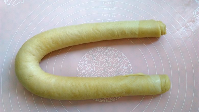 玫瑰酱香饼,面皮从下往上卷成一个长条的面团,为了方便拍照,我放成了U型