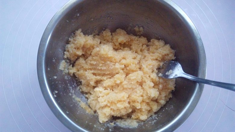椰蓉蔓越莓月饼,把椰蓉搅拌均匀,再加入全蛋液,再次搅拌均匀