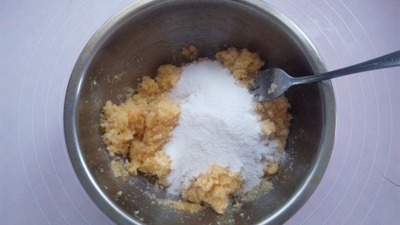 椰蓉蔓越莓月饼,加入熟糯米粉,继续搅拌均匀
