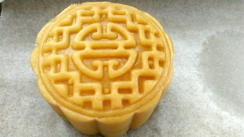 椰蓉蔓越莓月饼,月饼模具倒扣在烤盘上,向下按压,轻轻提起模具(我用金盘烤也垫一层油纸,方便清洗)