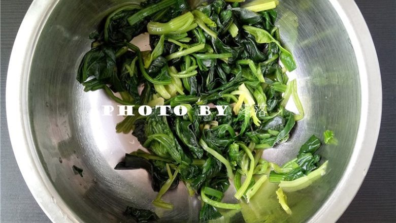 菠菜汤粑粑,将菠菜捞出,挤干水分;