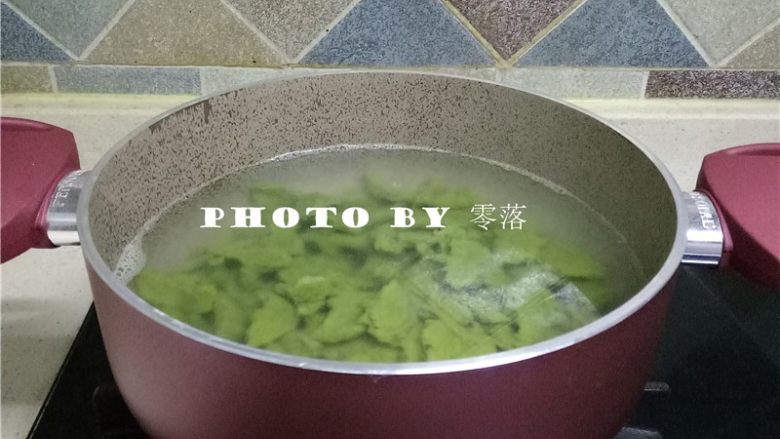菠菜汤粑粑,将菠菜面团扯进锅里;面团扯完后,转大火将汤粑粑煮熟;