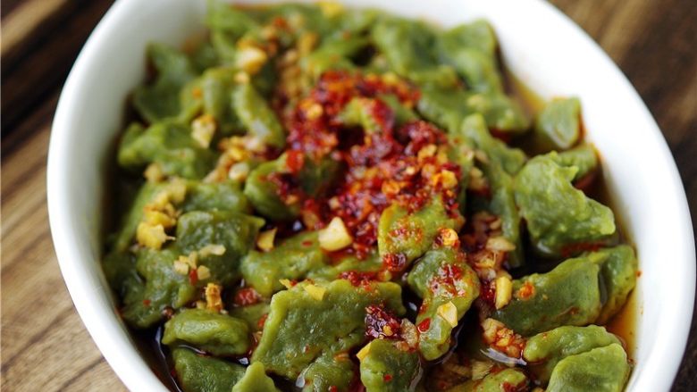 菠菜汤粑粑,淋上调料汁,【菠菜汤粑粑】做好啦。