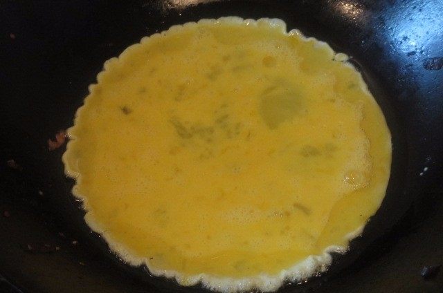 香葱炒饭,热锅凉油,放入鸡蛋,稍微凝固时就迅速用锅铲炒散。