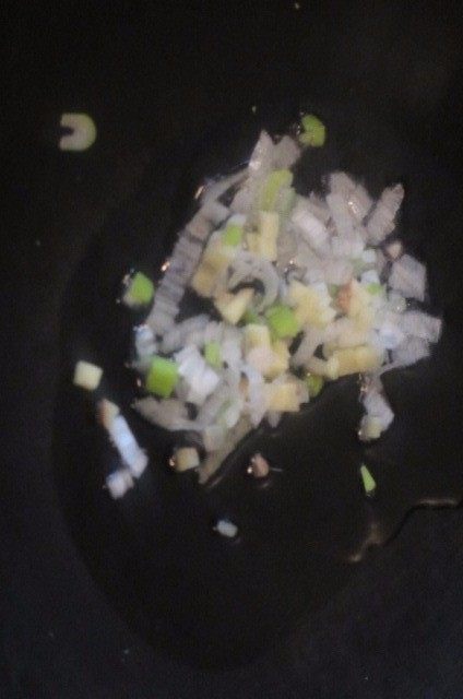 香葱炒饭,另起一锅,锅内放入又,用葱花爆香
