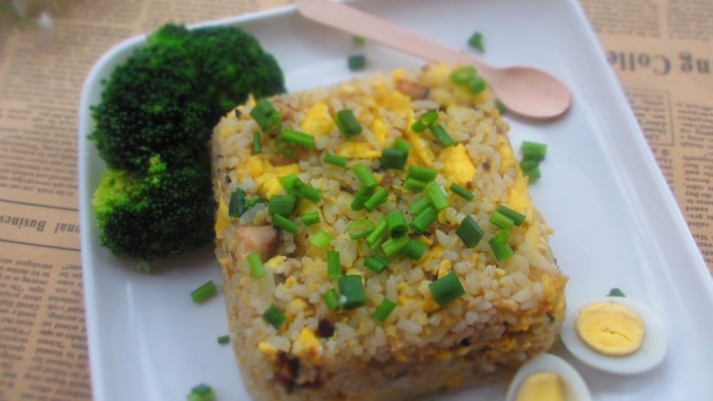 香葱炒饭,炒好的饭用方形完扣住,然后倒扣在盘子里,可以加入西兰花鸡蛋等进行装饰