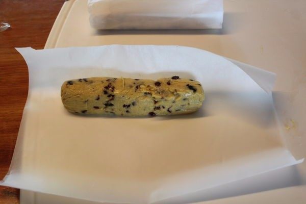 蔓越莓玉米粉饼干 Zaletti,冷藏后的面团就较易塑型,取出适量,在烤盘纸上卷塑成长方体,包好后,放入冷冻库至少2小时。