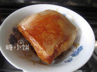 宝塔扣肉,煎好以后在表面抹一遍<a style='color:red;display:inline-block;' href='/shicai/ 692'>酱油</a>上色~晾凉。切去边上不整齐的地方。大概修整成边长8厘米的肉方