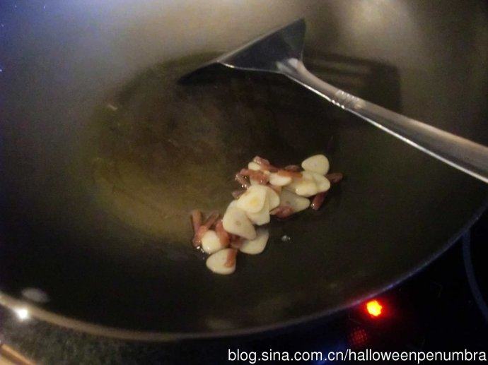 珠玉白菜（平民版开水白菜）,炒锅放一点点油，小火下咸肉和蒜片略炒一下，烹入盐<a style='color:red;display:inline-block;' href='/shicai/ 10588'>糖</a>和<a style='color:red;display:inline-block;' href='/shicai/ 718'>料酒</a>，煮开后倒入40ML淀粉水勾芡（<a style='color:red;display:inline-block;' href='/shicai/ 10588'>糖</a>只要一点点提味。鸡精一类的鲜味料我很少放。喜欢的也可以加一些。淀粉水一般水粉比是1:1）
