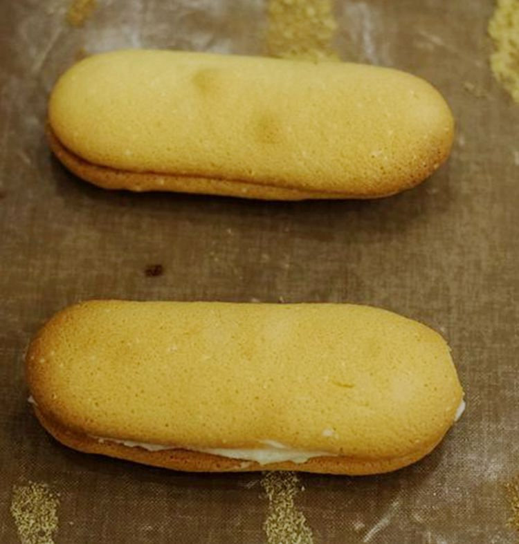 牛粒(台式马卡龙),烤箱预热160°12~14分钟,烤到表面金黄即可。