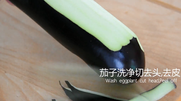 大厨教你做素斋馆里的“松鼠桂鱼”简单美味,茄子洗净切去头,去皮备用