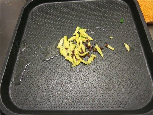 小小心鸡大味道---辣炒鸡心,放入油,爆香花椒,再放入姜丝