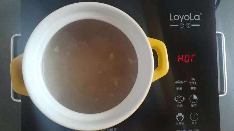 莲藕玉米猪脚汤,猪脚汤汁倒入砂锅里再加入一点点水(汤里有盐分,我家口味清淡就不加盐了,口味重的可以适当加盐)