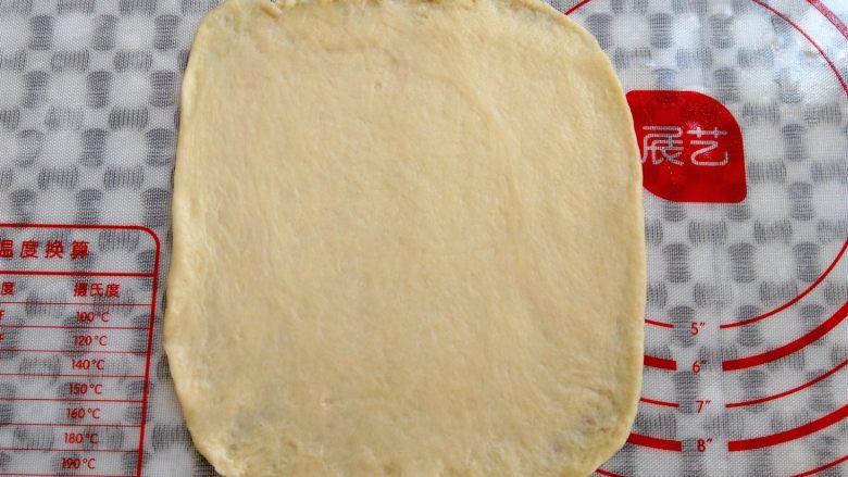 香软肉松牛奶排包,取一个面团用擀面杖擀成一个薄的面皮,别太用力,容易破
