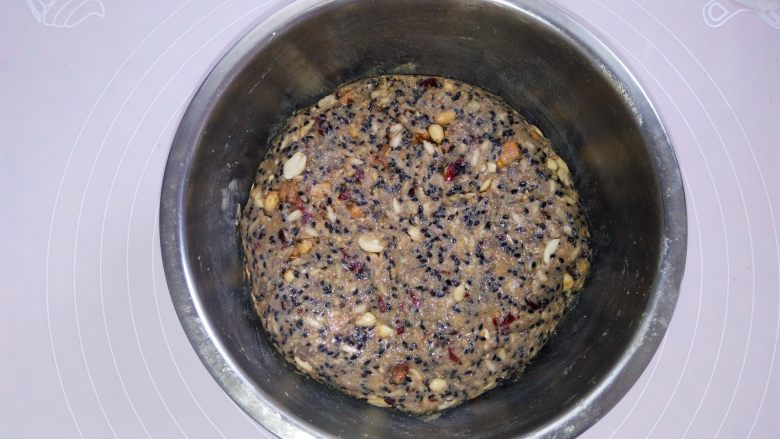 记忆中的红糖五仁月饼,戴上一次性手套把五仁馅材料混合均匀,抓成一个大的馅料团,盖上保鲜膜静置30分钟