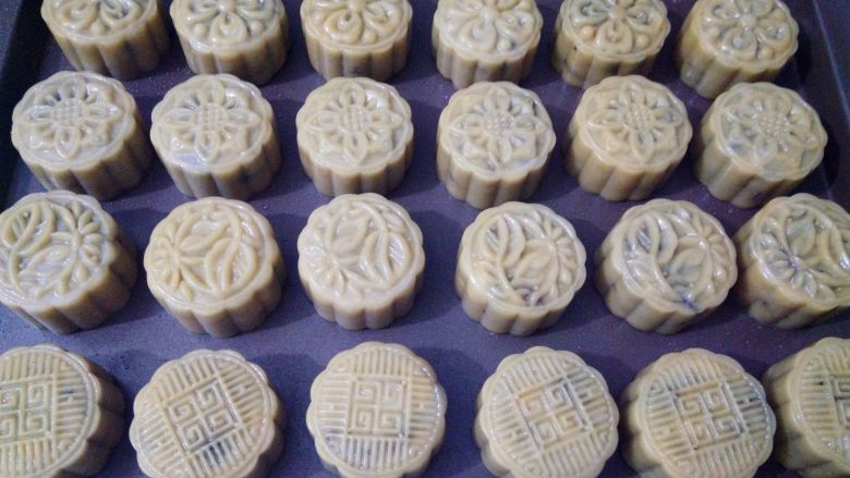 记忆中的红糖五仁月饼,所有月饼全部做好以后用喷水壶喷一点点水,静置10分钟,同时预热烤箱180度
