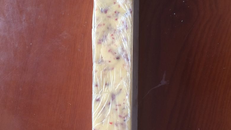 蔓越莓饼干,和好的面团外面包层保鲜膜放入饼干模具中,冰箱冷冻一小时。