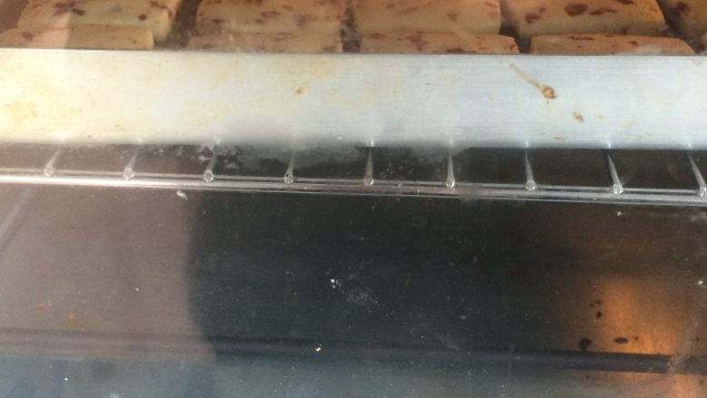 蔓越莓饼干,将烤盘放入烤箱中层,上下火180度15分钟左右,上色满意即可。