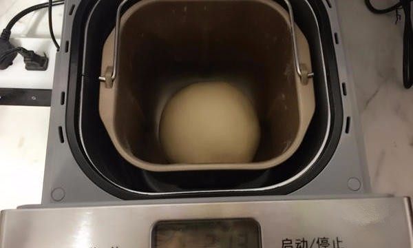 小兔子香肠包,30分钟后面团和好,启动面包机的发酵程序,默认1小时