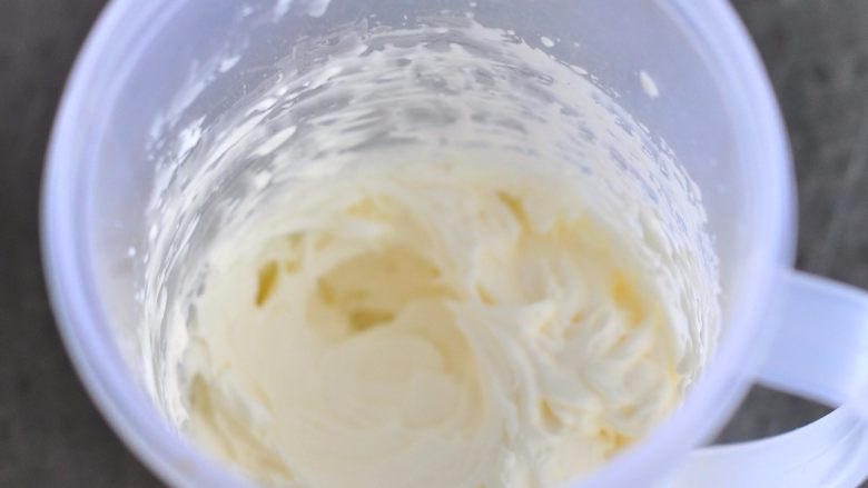 焦糖炼乳布丁,表面装饰:淡奶油50克 细砂糖10克 彩糖适量
淡奶油加糖打发,打到可以裱花的状态。