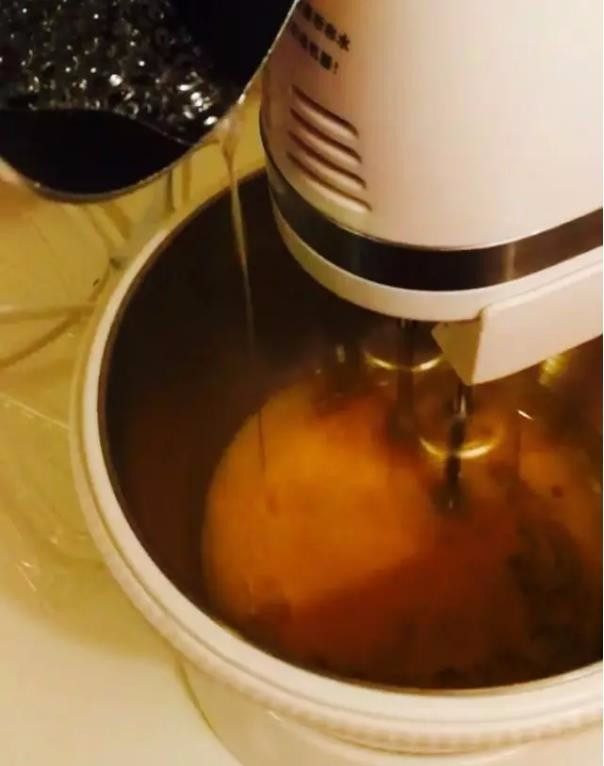 米其林私藏提拉米苏,煮糖水。20克水和40克白砂糖用中小火加热，烧至121度

用电动打蛋器高速打发蛋黄的同时慢慢倒入烧好的糖水，高速打至2倍大
