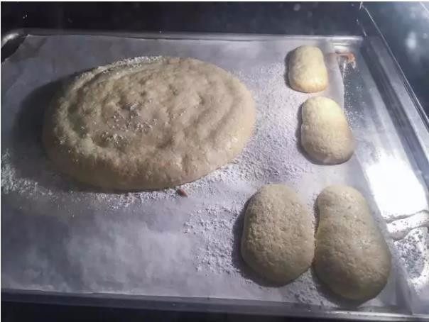 米其林私藏提拉米苏,
第五步，烤箱预热到180度，烘烤8分钟。取出烤盘，待微凉后从烤纸上取下烤好的手指饼干。