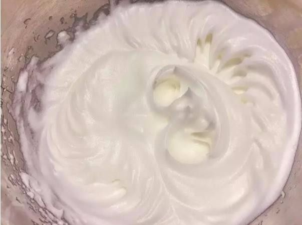 米其林私藏提拉米苏,第二步，打发蛋白。用电动打蛋器打发蛋白，分三次加入白砂糖，直至蛋白霜打发至硬性发泡、有直直的尖角状态，打发完成后建议低速整理气泡。
