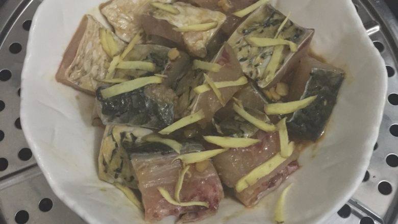 酱香蒸鲩鱼腩,9. 锅里坐水烧开,把鱼上锅蒸12分钟