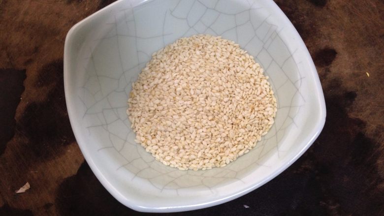 香菇菌子油,
生<a style='color:red;display:inline-block;' href='/shicai/ 678'>白芝麻</a>(用熟的会更香)