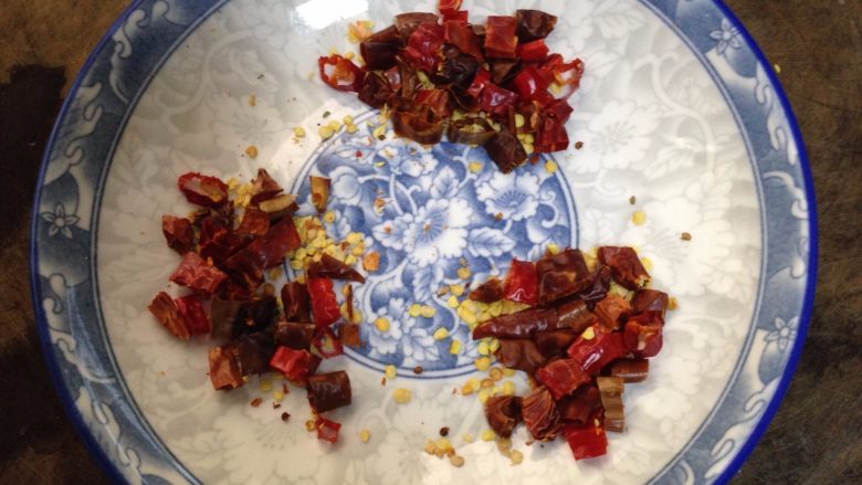 香菇菌子油,辣椒剪成小段分成三份(自己家种的)