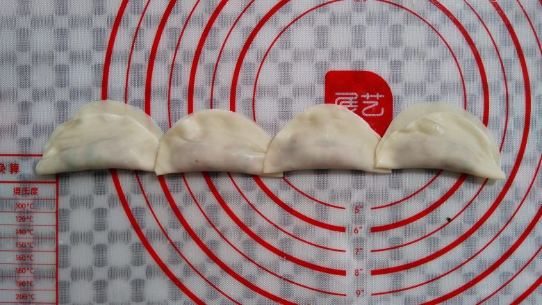 0技巧高颜值——玫瑰花饺子,所有的饺子皮放上肉馅,接口处重叠抹一点点水