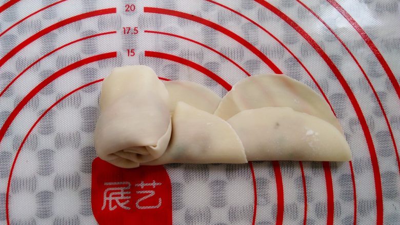 0技巧高颜值——玫瑰花饺子,从左边向右卷起来,跟步骤7是反方向的