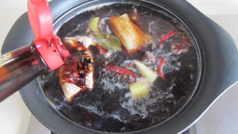 青椒素鸡炒回锅肉, 再加入适量的老抽,大火煮开,转为小火, 加盖炖煮20分钟;