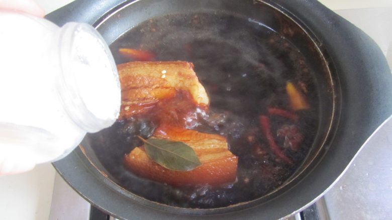 青椒素鸡炒回锅肉,再加入适量的盐,继续炖煮五分钟, 浸泡一个小时以上(这是做的卤肉, 可以自直接切片吃或者炒着吃;