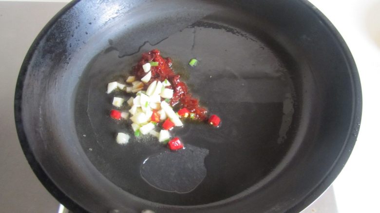 青椒素鸡炒回锅肉,热锅凉油, 放入<a style='color:red;display:inline-block;' href='/shicai/ 46964'>郫县豆瓣酱</a>和蒜末等翻炒;