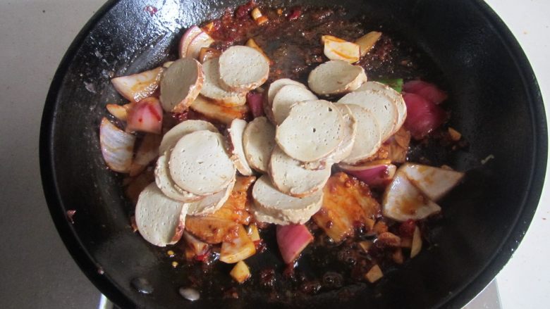 青椒素鸡炒回锅肉,放入<a style='color:red;display:inline-block;' href='/shicai/ 471'>素鸡</a>片进去翻炒;