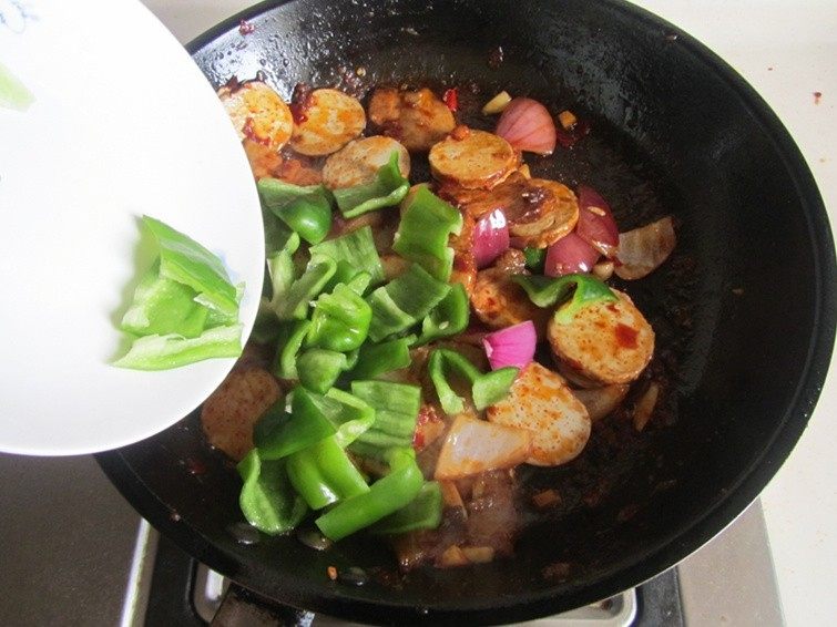 青椒素鸡炒回锅肉,再加入<a style='color:red;display:inline-block;' href='/shicai/ 61'>青椒</a>进去翻炒;