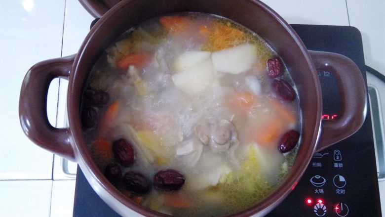 淮山煲鸡汤,煲够时间关火,利用电陶炉的余温再煲一会就可以开吃了