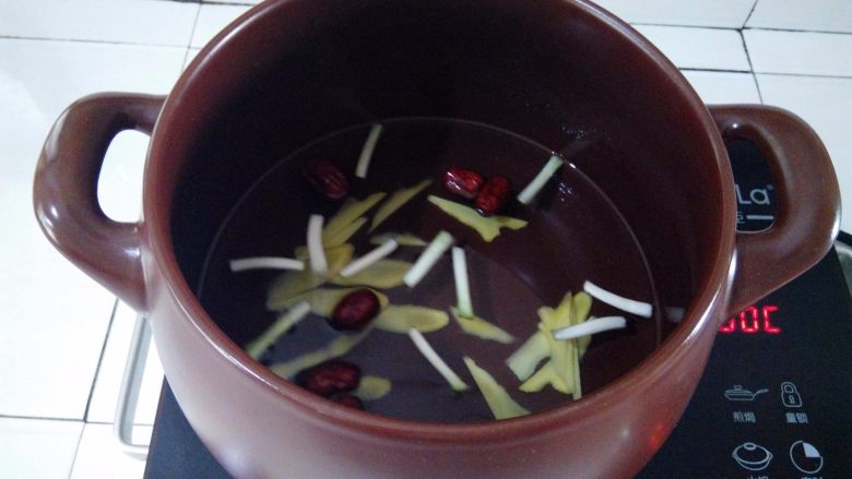 淮山煲鸡汤,砂锅里水烧开以后放入葱姜,红枣,继续大火烧开