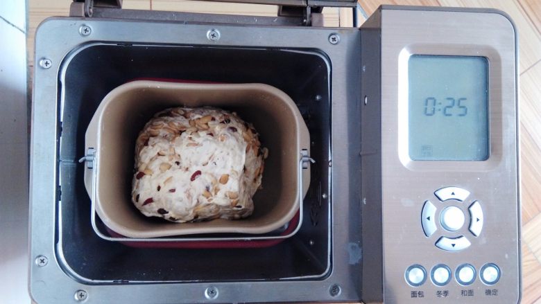 花生蔓越莓牛轧糖(面包机版) ,所有材料混合均匀,关掉面包机电源