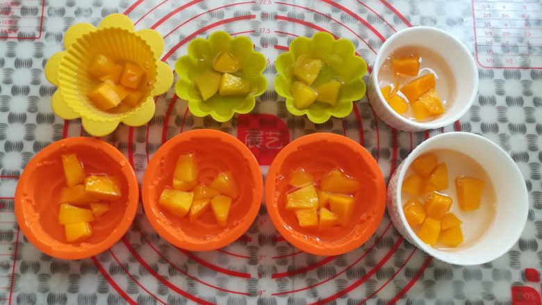 水果果冻（白凉粉版）,模具里倒入三分之一的凉粉水，放入适量的果粒