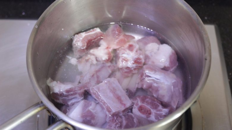 玉米排骨汤,用开水焯过,冲掉血沫