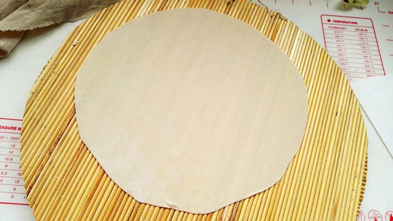 鸡蛋韭菜粉条馅菜馍(驻马店特色),面皮放锅拍上。