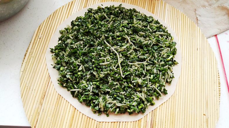 鸡蛋韭菜粉条馅菜馍(驻马店特色), 取适量调好的馅,用筷子扒平。