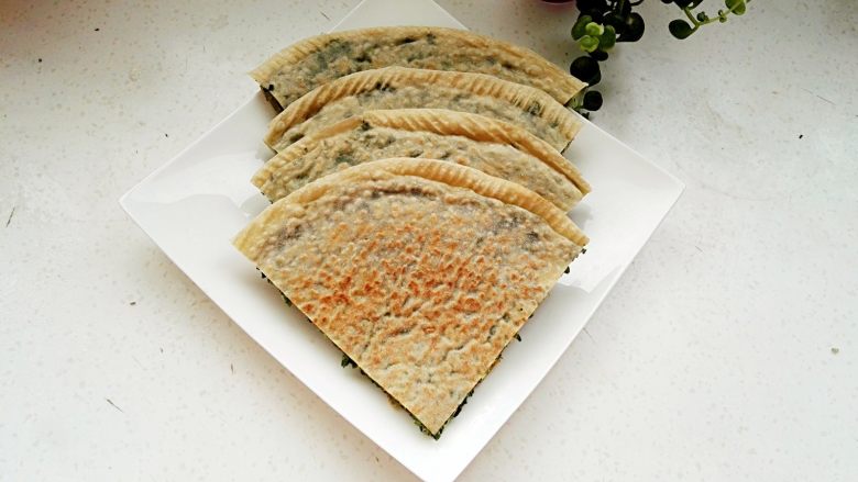 鸡蛋韭菜粉条馅菜馍(驻马店特色),也可以切小块文雅些,自己吃随意哈!