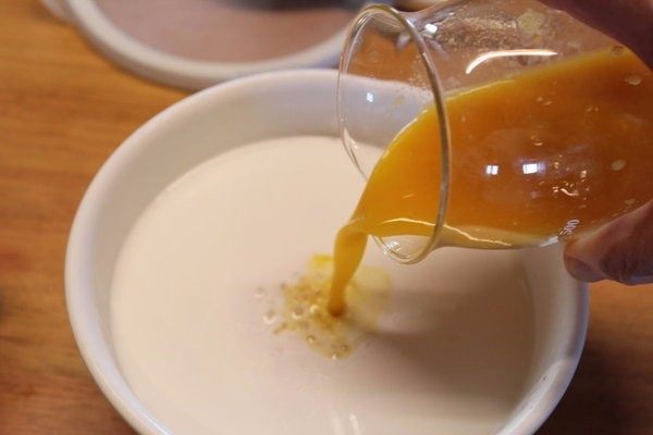 杨枝甘露,再加入柚子肉与芒果丁，混合均匀，即完成。