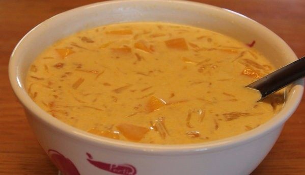 杨枝甘露,椰香加上奶香，芒果汁更丰富了甜品的层次。柚子丝和芒果粒增加了不少口感和风味，是一道很好的盛夏清凉小品